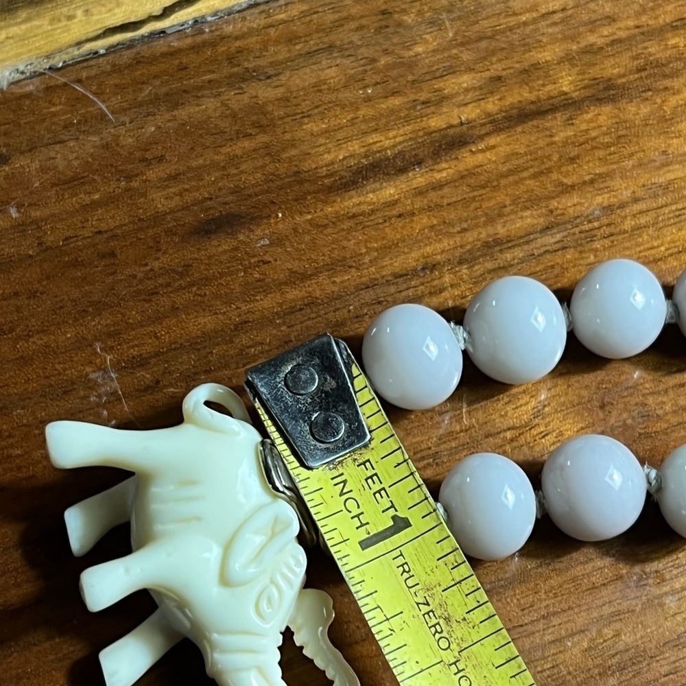 Elegant Cream Beaded Necklace with Elephant Pendant 165 grams - Picture 6 of 9